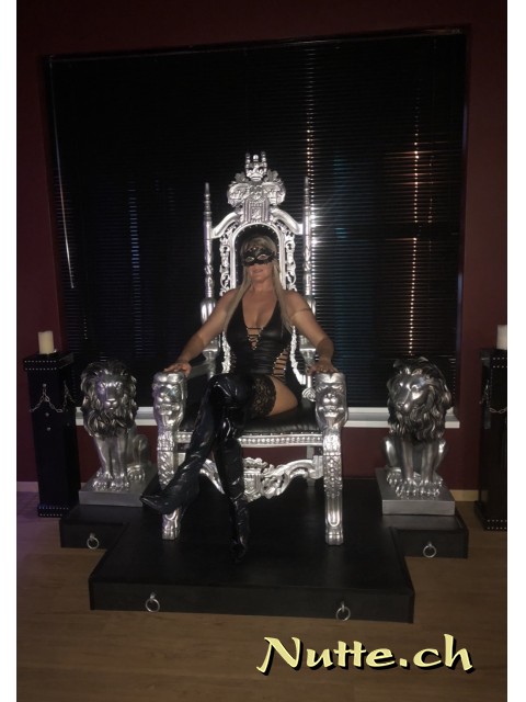 Ich bin die geile Deutsche Angie, blond, scharf und wild .